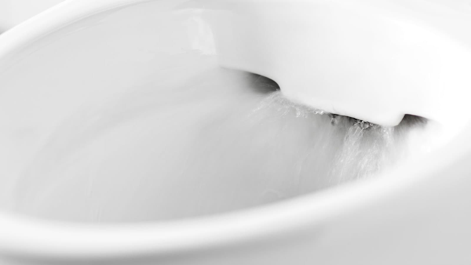 Toalettskyll i en toalettskål uten skyllekant Toalettskyll i en toalettskål uten skyllekant