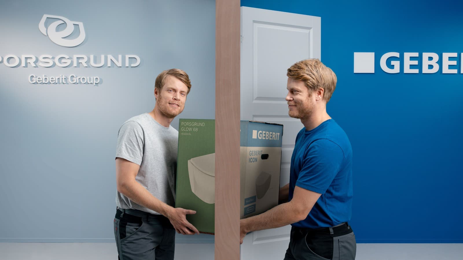 Bilde av to personer som holder et toalett gjennom en dør Bilde av to personer som holder et toalett gjennom en dør