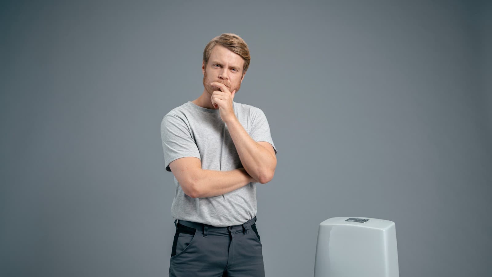 Man som står og tenker Man som står og tenker