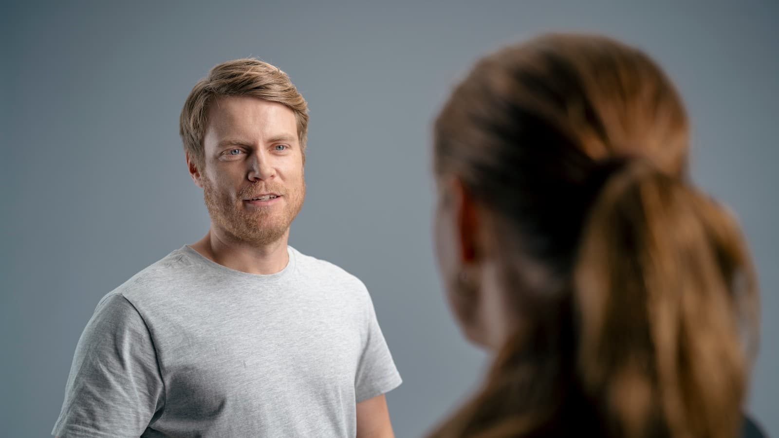 To personer som ser på hverandre To personer som ser på hverandre