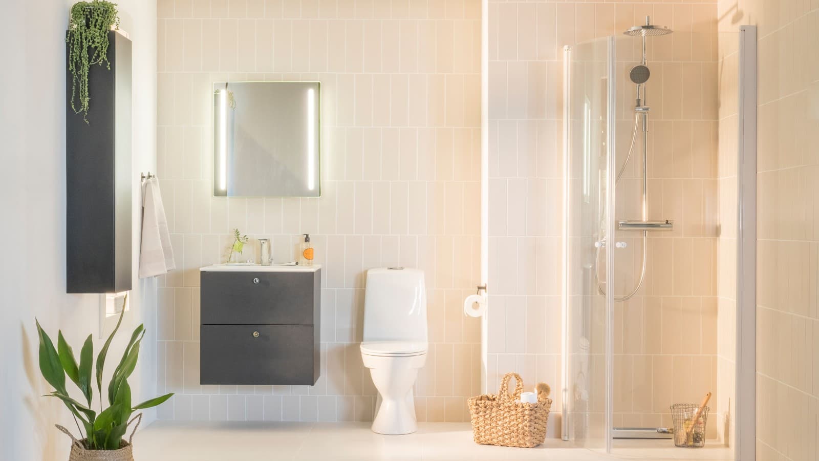 Baderom i nordisk stil med Porsgrund gulvstående toalett Baderom i nordisk stil med Porsgrund gulvstående toalett