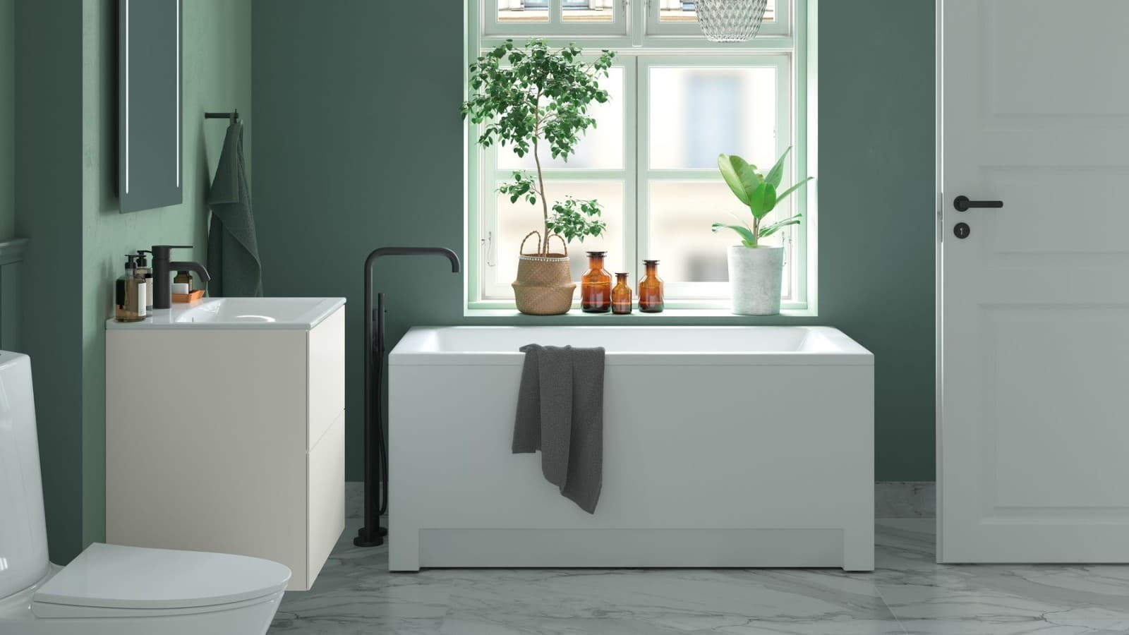 Baderom i nordisk stil med Porsgrund Caribia badekar og toalett Baderom i nordisk stil med Porsgrund Caribia badekar og toalett