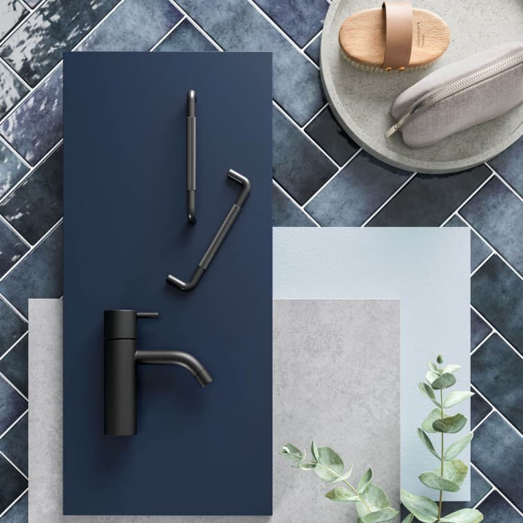 Bad i blå og sort Bad i blå og sort